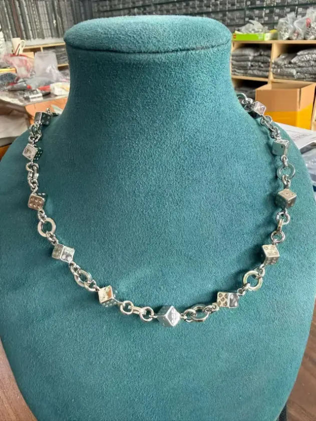 Chaque conception de bijoux originale commence par un moulage en alliage de zinc