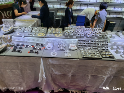 L'équipe de conception de bijoux Kunyu visite le salon de la bijouterie de mode SEASONS à Hong Kong L'équipe de conception de bijoux Kunyu visite le salon de la bijouterie de mode SEASONS à Hong Kong